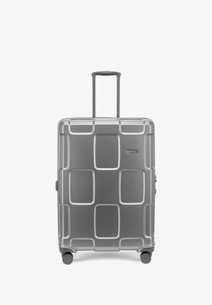 Valise rigide argentée avec poignée télescopique, quatre roues et motifs rectangulaires en relief, marquée du logo "EPIC" à l'avant.