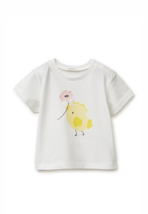 T-shirt blanc à manches courtes pour tout-petit avec un poussin jaune tenant une fleur rose et le mot "benetton" au-dessus du poussin.