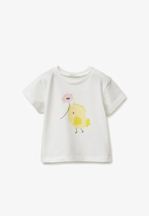 Bílé kojenecké tričko s krátkým rukávem s žlutým kuřátkem držícím růžovou květinu a nápisem „benetton“ nad kuřátkem.