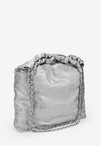 Bolso de mano metálico plateado con parte superior fruncida, correa de cadena, textura suave y forma rectangular, que presenta una superficie suave y brillante.