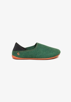 Grøn uldfilt tøffel med sort stofhælfod. Har orange gummisål og syninger. Slip-on design og afrundet tåform.