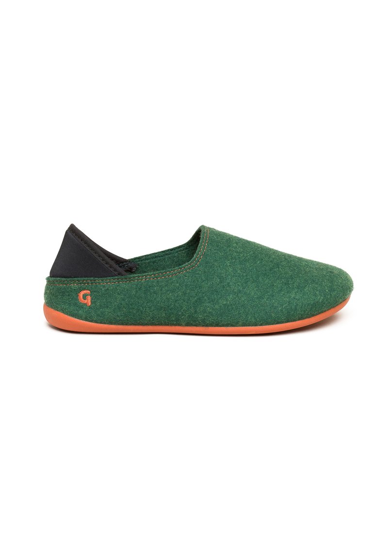 Pantofole in feltro verde con tallone in tessuto nero. Presentano una suola in gomma arancione e cuciture. Design slip-on e punta arrotondata.