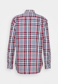Chemise à manches longues boutonnée à carreaux gris, rouge, blanc, noir et bleu, vue de dos sur fond blanc.