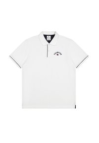 Camiseta polo blanca de algodón con una tapeta de dos botones, ribetes azul marino en las mangas y el logo "CHAMPION" bordado en negro y rojo.