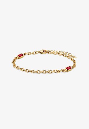 Goldenes Armband mit zwei rechteckigen roten Edelsteinen, die in Gold gefasst sind, verbunden durch ovale Kettenglieder und einem Karabinerverschluss.