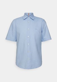 Camisa de botón de manga corta color azul claro con collar puntiagudo y sutil logotipo "BOSS" bordado en el pecho.