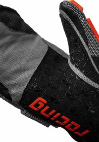 Schwarze und graue Handschuhe mit strukturiertem Griff, versehen mit roten Akzenten und einem geprägten Muster von Schiffen. Das Design umfasst einen verstärkten Handgelenkbereich.