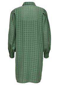 Vihreä, pitkähihaisuus mekko ruutukuviolla, kauluksella ja kerätyillä hartioilla. Kangas näyttää sileältä ja siinä on kevyt kiilto.