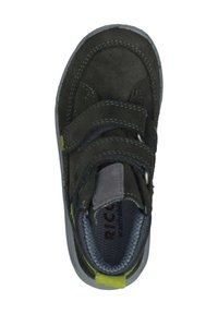 Dunkelgrauer Wildlederschuh mit zwei Klettverschlussriemen, verstärkter Zehenpartie und gelben Akzenten an der Ferse. Der Innenbereich verfügt über einen gepolsterten Stofffutter.