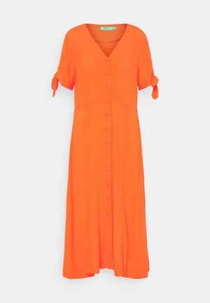 Lyseorange midi-kjole med korte ærmer bundet ved ærmekanter, V-udskæring og knaplukning foran midt på.