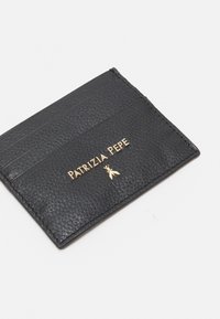 Portafoglio in pelle nera con finitura testurizzata, caratterizzato dal nome del marchio "Patrizia Pepe" impresso in oro e un piccolo logo decorativo.