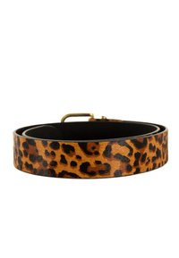 Cinturón de estampado de leopardo hecho de material texturizado, con tonos de marrón y negro, y hebilla de metal en tono dorado.