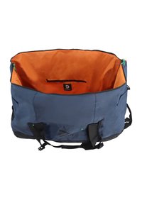 Bolsa de deporte azul y negra con un interior naranja, cierre superior con cremallera y asas negras. Cuenta con un pequeño bolsillo con cremallera en el interior.