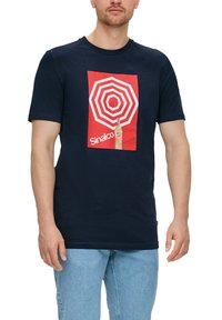 Navyblauwe katoenen T-shirt met een rode grafische afbeelding en een witte spiraalontwerp, voorzien van Sinalco-logo, aangevuld met een illustratie van een fles.