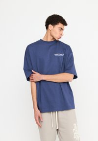 Multiply Apparel BROKEN IDENTITY - Camiseta estampada - night shadow