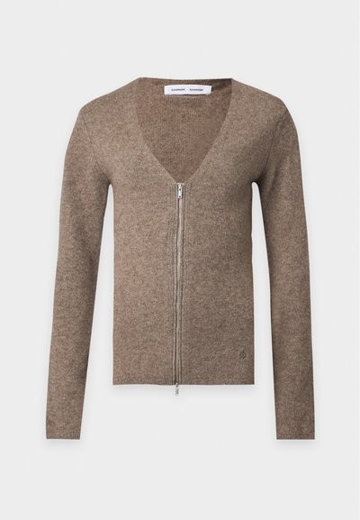 Cardigan marron à manches longues avec col en V, fermeture éclair à l'avant et logo discret en bas à droite.