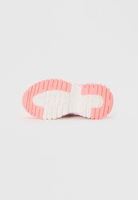 Lettvekts sneakersåle med en teksturert hvit base og lyserøde detaljer samt spor for grep.