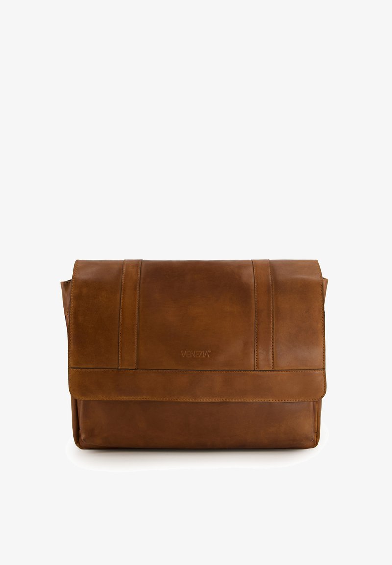 Hnědá kožená taška přes rameno s víkem, s hladkým povrchem, prošívanými detaily a vyraženým logem "VENEZIA" na přední straně.