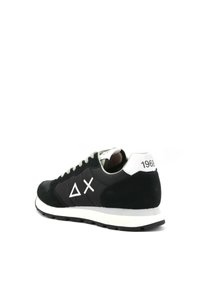 Sneaker nera con materiali in suede e tessuto. Presenta suola in gomma bianca, accenti bianchi, logo geometrico e "1968" sul tallone.