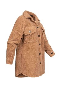 Brązowa kurtka z polarowego materiału teddy, z kołnierzykiem, zapięciem na guziki z przodu, dwiema kieszeniami na piersi i długimi rękawami. Teksturowany, miękki materiał o luźnym kroju.