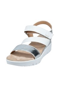 Sandales blanches avec des accents métalliques argentés, présentant deux sangles ajustables et un semelle intérieure texturée confortable sur une semelle blanche.