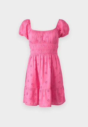 Rózsaszín pamut ruha puffos ujjakkal, négyzet alakú nyakkivágással, gumírozott derékrésszel és virágmintás lyukacsos díszítéssel ellátott rétegelt szoknyával.