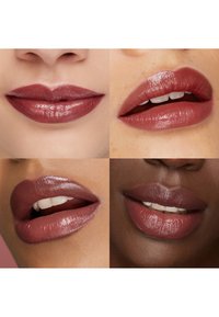 Quatre gros plans de lèvres présentant une gamme de teintes mauves chaudes et atténuées, avec des finitions variées allant du mat aux textures brillantes.