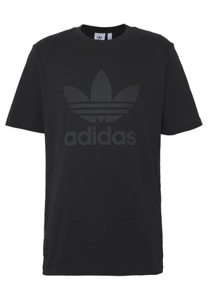 T-shirt noir à manches courtes avec logo trèfle Adidas foncé et texte centrés sur le devant.