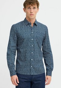 Camicia a maniche lunghe blu navy con motivo a foglia bianca, colletto alla francese, design aderente, realizzata in morbido tessuto di cotone.