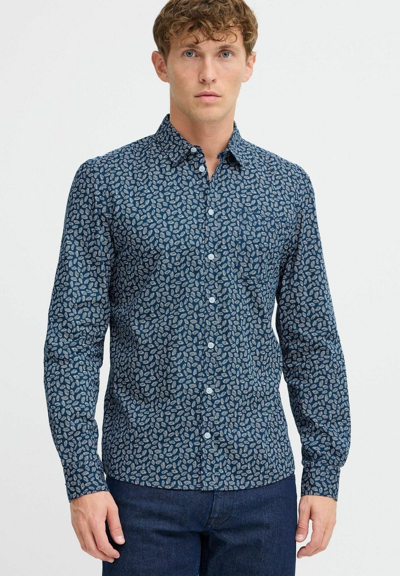 Camicia a maniche lunghe blu navy con motivo a foglia bianca, colletto alla francese, design aderente, realizzata in morbido tessuto di cotone.