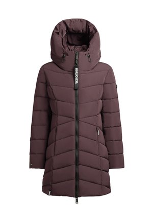 Plūmkrāsas pūkans ar augstu apkakli, vertikālām šuvju līnijām, priekšējo rāvējslēdzēju un sānu kabatām. Tam ir logo tagi un kapuce.