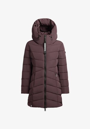 Ploomivärvi pufferjope kõrge kraega, vertikaalsete õmblusmustritega, eest lukuga ja küljetaskutega. Omab logo sildi ja kapuutsi.