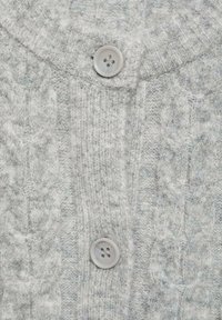 Šedý pletený svetr s proplétaným vzorem, se zaobleným výstřihem a jedním lesklým zapínáním na knoflík. Měkká ovčí vlna.