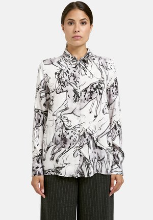 Langärmliges Hemd mit Knöpfen aus leichtem Material, das einen monochromen Pferdedruck auf weißem Hintergrund zeigt und mit einem klassischen Kragen ergänzt ist.