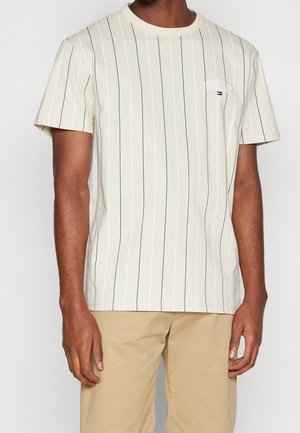 Beige T-Shirt mit kurzen Ärmeln und vertikalen blauen Streifen. Rundhalsausschnitt, weicher Baumwollstoff, mit kleinem Logo auf der Brust.