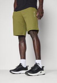Champion ICONS LONG BERMUDA SHORTS SMALL LOGO - Sport rövidnadrágok - olive