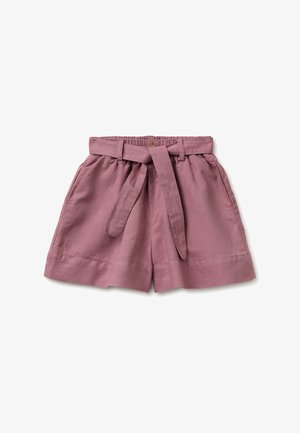 Hoch taillierte Shorts aus mauvefarbenem Leinen mit elastischem Bund, gebundenem Stoffgürtel, Frontknopf und Seitentaschen, flach auf weißem Hintergrund ausgelegt.