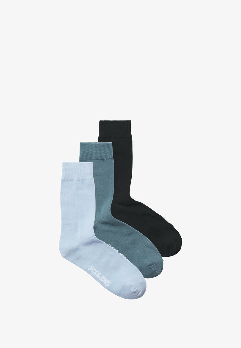 Drie paar katoenen sokken in lichtblauw, teal en zwart. Elke sok heeft een geribde boord en heeft de merknaam in het wit gedrukt.