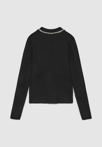 Schwarzer, gerippter Pullover mit langen Ärmeln, der einen Kragen mit Perlenverzierungen entlang des hinteren Ausschnitts aufweist.