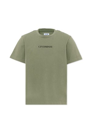 T-shirt verde oliva a maniche corte con scollo rotondo e "C.P. COMPANY" stampato in nero sul petto.
