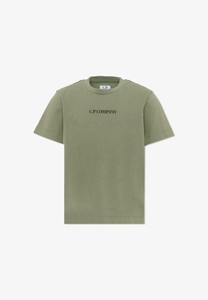 T-shirt verde oliva a maniche corte con scollo rotondo e "C.P. COMPANY" stampato in nero sul petto.