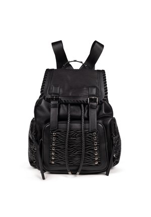 Mochila negra de cuero con panel frontal texturizado, acentos trenzados, tachuelas de metal y correas de hombro ajustables. Presenta doble hebilla.