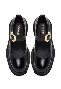 Schwarze Lacklederschuhe mit runder Spitze, einem Riemen mit goldener Schnalle und strukturierten Gummisohlen, die eine glatte Oberfläche und ein minimalistisches Design aufweisen.