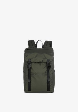 Sac à dos vert foncé avec bretelles rembourrées, poignée supérieure, poche avant zippée et deux fermetures à boucle noires.