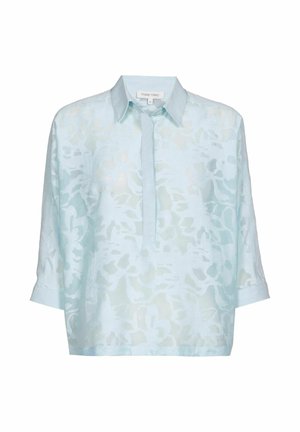 Hellblaue Bluse mit kurzen Ärmeln, einem zarten, transparenten Blumenmuster und einer teilweisen Knopfleiste. Kragen-Design mit lockerem Schnitt.