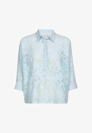 Lichtblauwe blouse met korte mouwen, voorzien van een zacht, doorschijnend bloemmotief en een gedeeltelijk knoopsluiting. Ontwerp met kraag en losse pasvorm.