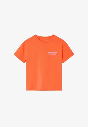 T-shirt en coton orange à manches courtes et col rond. Présente l'inscription "AMERICAN VINTAGE" imprimée en blanc sur la poitrine gauche.