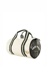 Bolso cilíndrico blanco con acentos verdes, que cuenta con un cierre superior, dos asas, y una base negra con logotipo impreso y emblema decorativo.