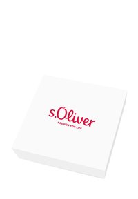 Scatola rettangolare bianca con una finitura lucida, con testo stampato in rosso "s.Oliver" e "FASHION FOR LIFE" sulla superficie superiore.