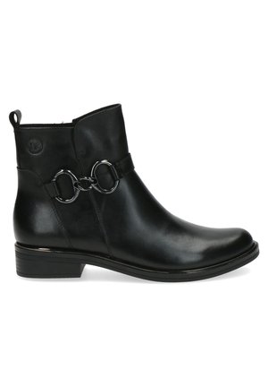 Bottine en cuir noir avec un bout rond, des anneaux décoratifs en argent et un petit talon empilé. Présente une languette de traction et une texture lisse.
